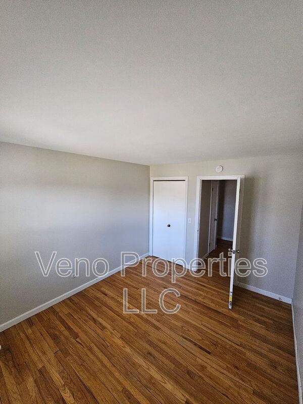 Building Photo - 9/11/13 Village Dr.