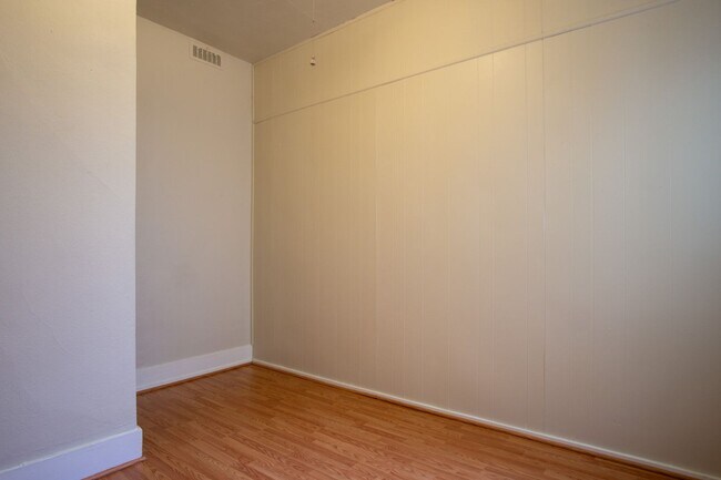 Building Photo - Kenton Neighborhood 1-Bedroom Ready Mid-No...