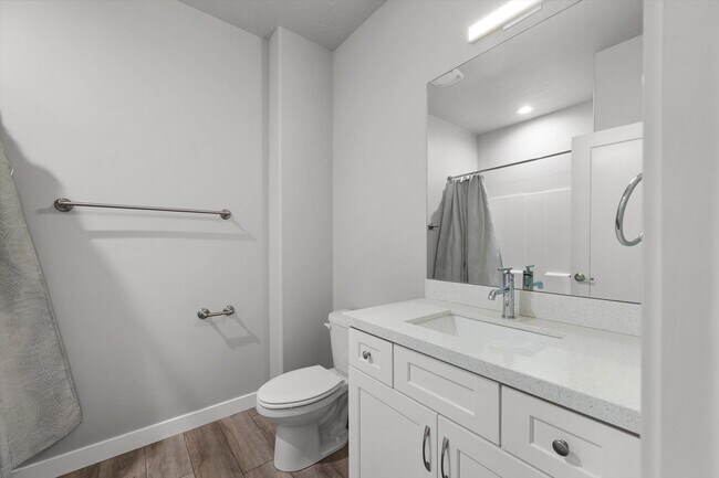 Building Photo - 721 E Zekes Ct