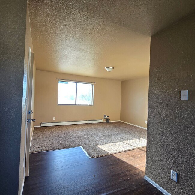 Building Photo - 2 BR / 1 BA Upper-Level Apartment in Clifton – $1,150