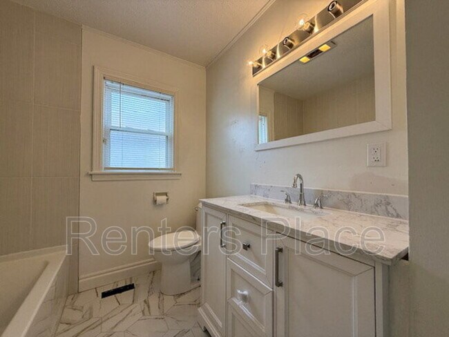 Building Photo - 22 E 53rd Pl