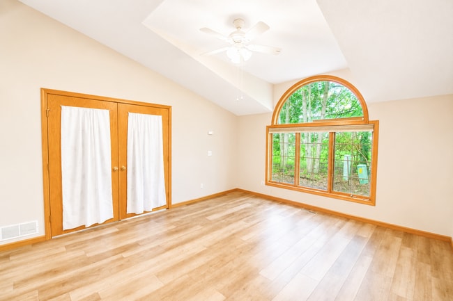 Building Photo - Bright Townhome with Fireplace & Nature Views