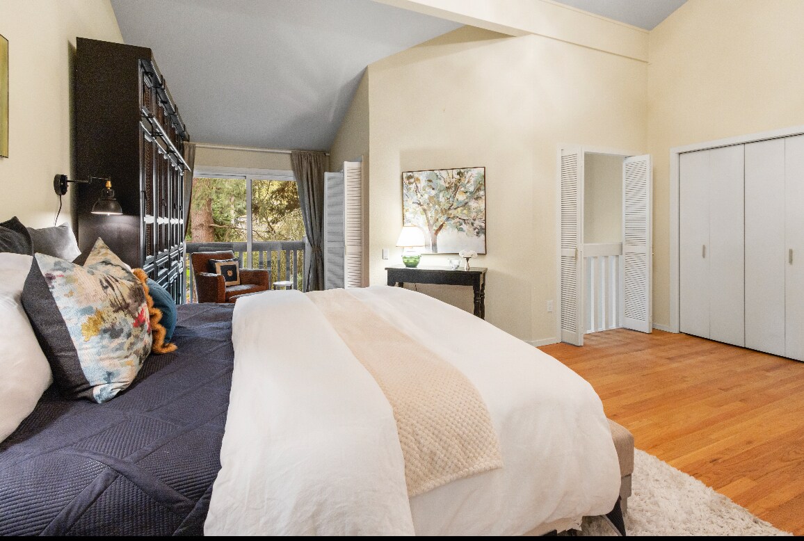 Private suite with luxurious king bed with spa bath room. - 13730 15th Ave NE
