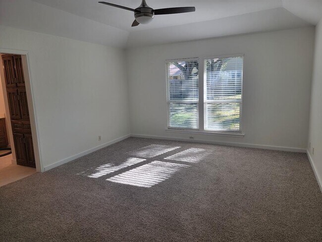 Building Photo - 10403 Pinehurst Dr