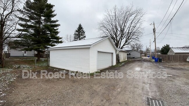 Building Photo - 830 St Clair Ave