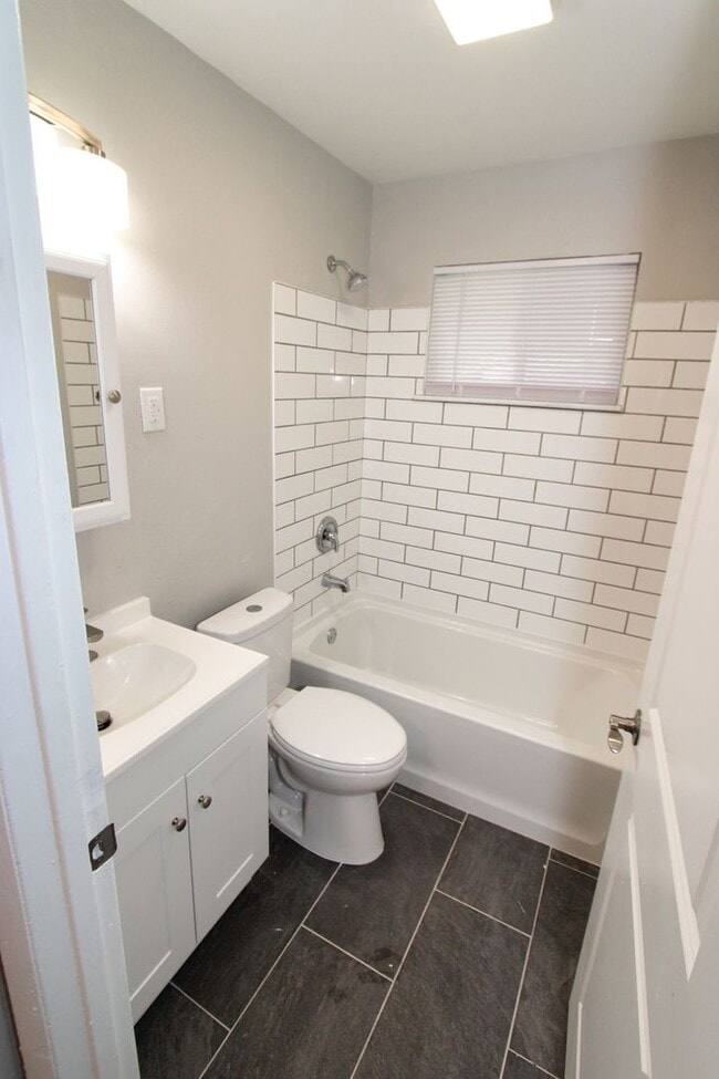 Building Photo - 4 bedroom 1 bathroom SF House