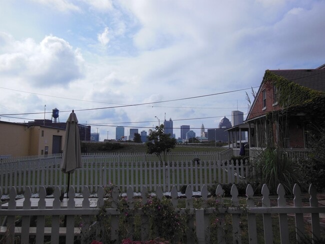 Primary Photo - 680 Hamlet St