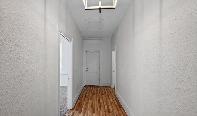 Building Photo - Charming half duplex in Sloane's Lake