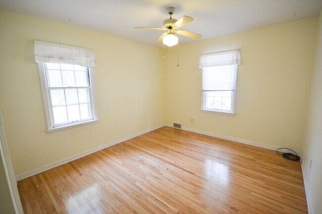 Building Photo - Beautiful 4 Bedroom With Modern and Unique Features Available For Rent NOW!