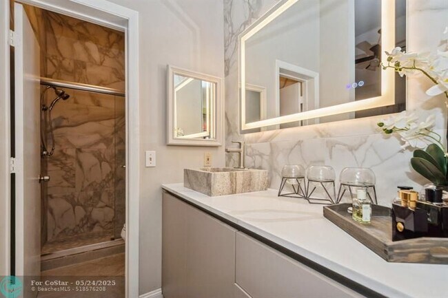 Building Photo - 4485 Carambola Cir N