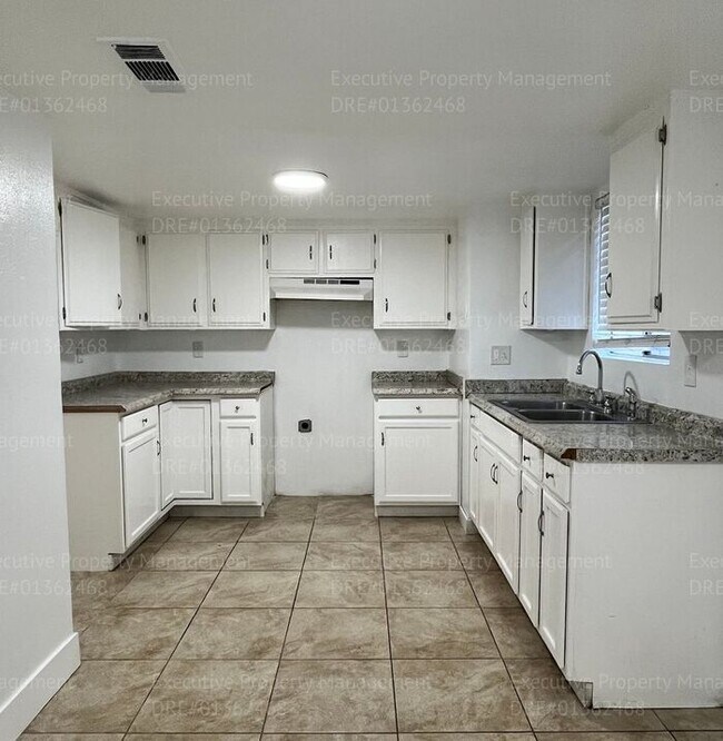 Building Photo - 2-bedroom/ 1.5- bathroom townhome. *Move I...