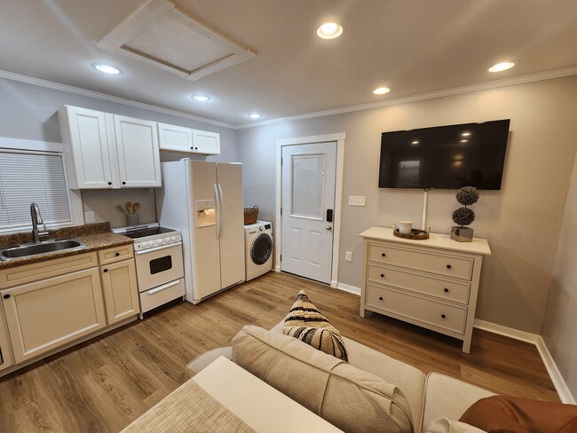 Building Photo - 490 E Stanford St