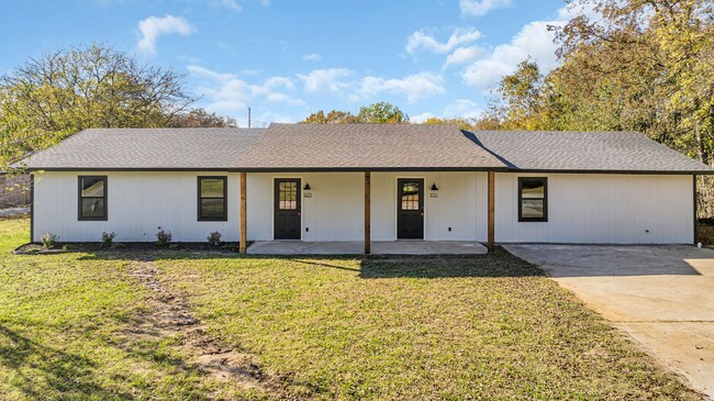 Building Photo - 925 C Three Bedroom Duplex