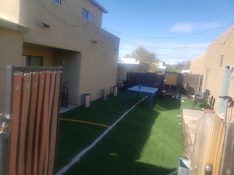 Optional open yard when renting two homes - 1416 E Elm St