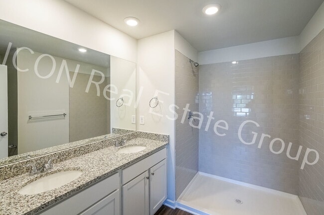 Building Photo - Beautiful 3-Bedroom Townhome with Modern Finishes & Prime Location!