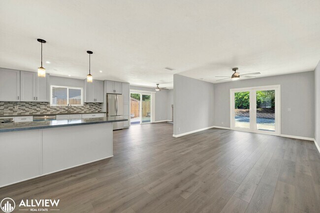 Building Photo - Newly Remodeled 4-Bedroom Gem with Spaciou...