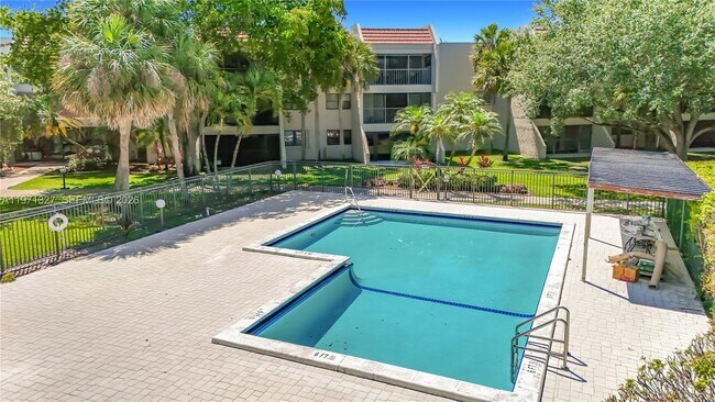 Building Photo - 210 Lakeview Dr