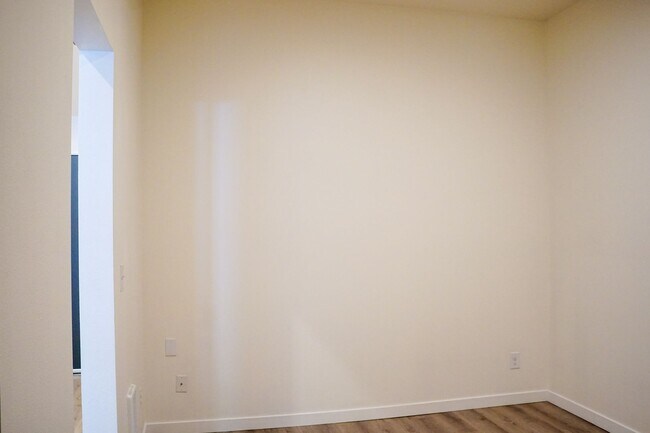 Building Photo - Modern & Spacious 1 Bedroom + Office with ...