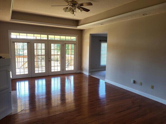 Building Photo - 245 Marengo Dr