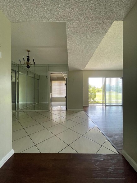 Building Photo - 4158 Inverrary Dr