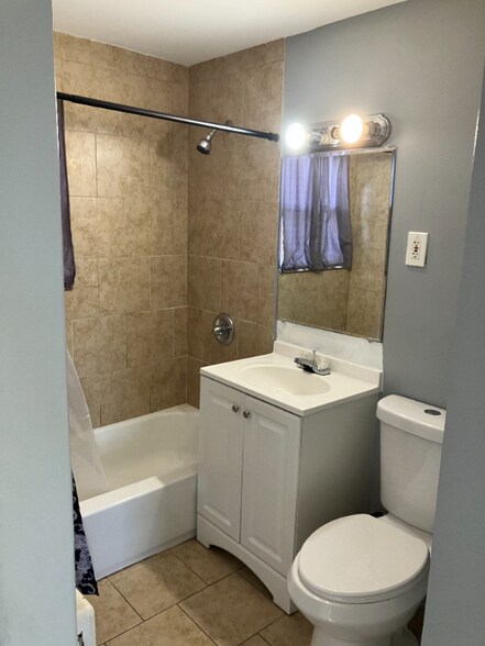 Building Photo - 928 Wethersfield Ave