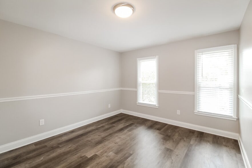 Building Photo - 2570 Broadmoor Ct