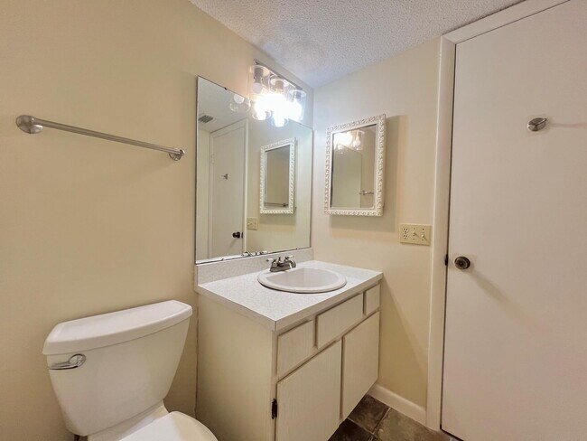 Building Photo - Charming 2-Bedroom Apartment Home in The Fairways – Silver Springs Shores