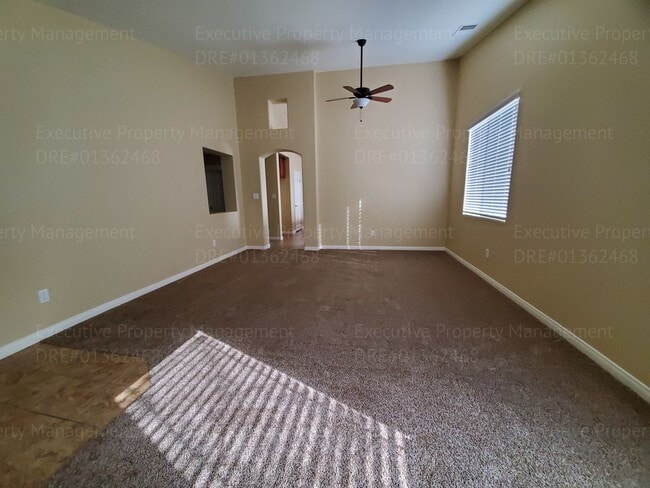 Building Photo - Spacious 4 bedroom 2 bathroom home