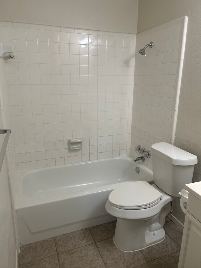 Building Photo - 420 Fox Dr