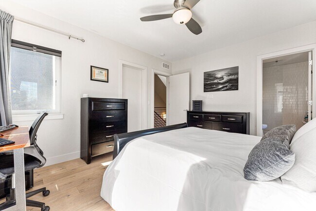 Building Photo - ROOFTOP DECK + spacious END UNIT townhome in Berkeley Neighborhood!