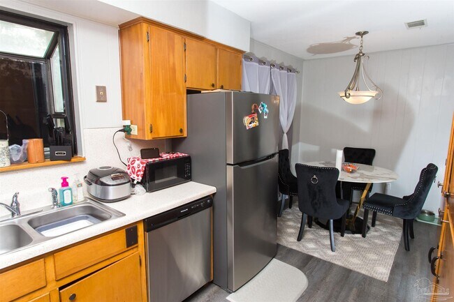 Building Photo - 925 Twinbrook Ave