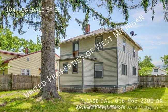 Building Photo - Available Now | 3 Bedroom, 1.5 Bath Single...