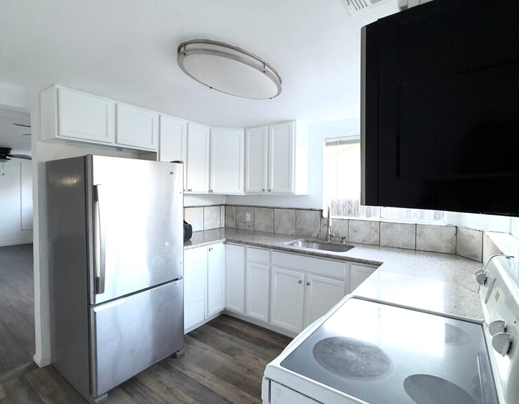 Kitchen with full appliances layout - 16060 39th Ave