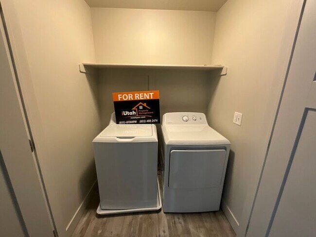 Building Photo - 3 bedroom 2 1/2 bath townhome