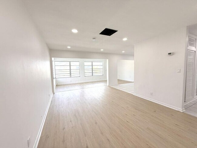 Building Photo - 210 W 23rd St