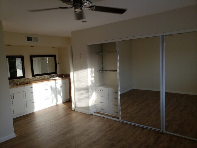 Building Photo - 400 N Acacia Ave