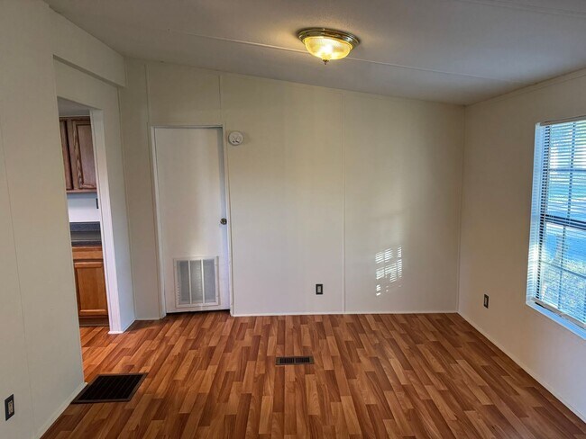 Building Photo - 4044 Friendship Rd