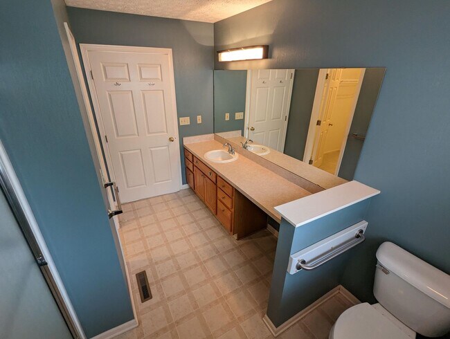 Building Photo - Spacious 3-Bedroom Ranch with Private Mast...