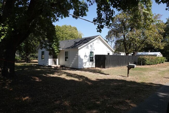 Primary Photo - Charming 3 Bedroom / 2 Bath Home