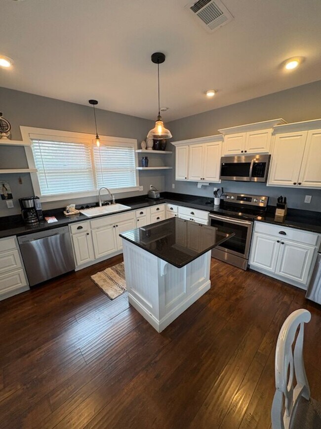 Building Photo - 1150 Sanctuary Shrs Wy