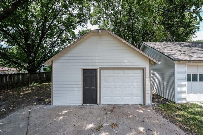 Building Photo - 1126 W 1st Ave