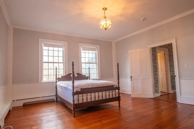 Building Photo - 267 N River Rd