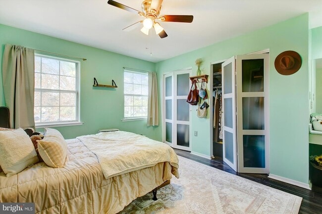 Building Photo - 8703 Village Green Ct