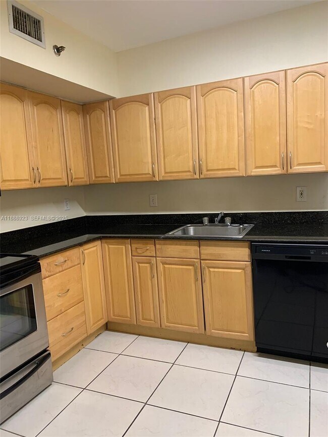 Building Photo - 901 Hillcrest Dr