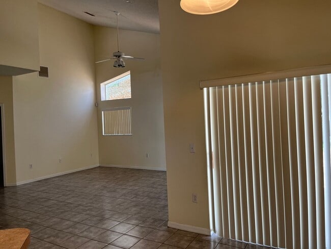 Building Photo - 2 Story Home. 3bed/3bath home/bonus room