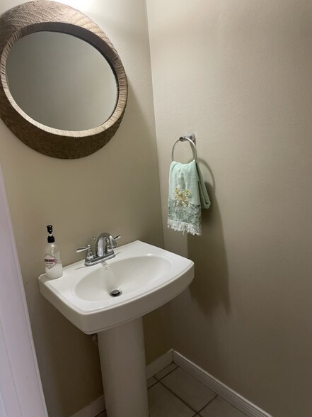 1/2 Bath - 4405 Lefkoe St