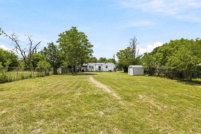 Building Photo - 315 Mimosa St
