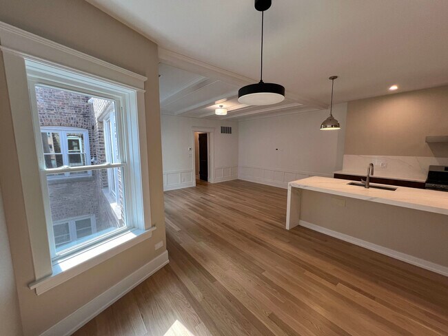Building Photo - 5841 N Kenmore Ave