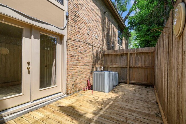 Building Photo - 1311 Antoine Dr