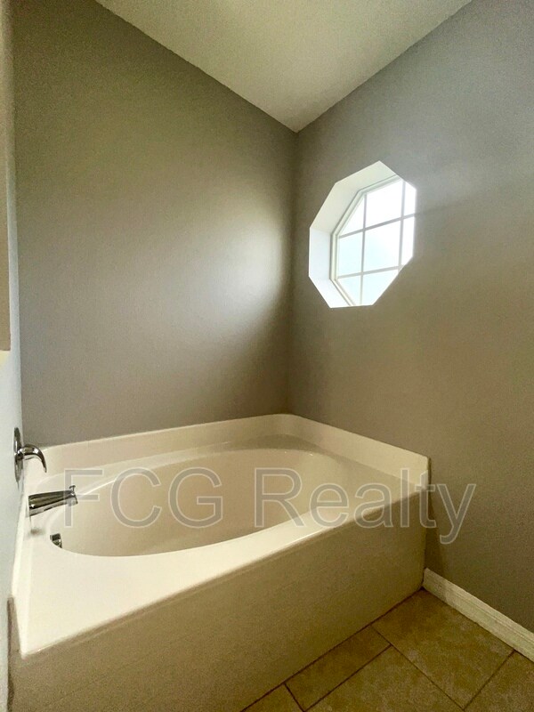 Building Photo - 5819 Windridge Dr